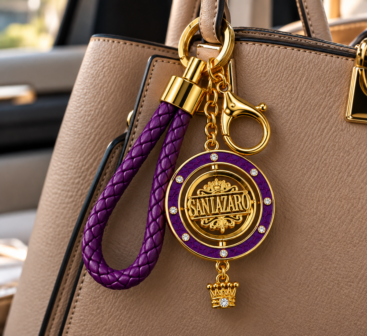 Llavero San Lázaro Premium con Medallón Giratorio de 45 mm – Morado y Dorado
