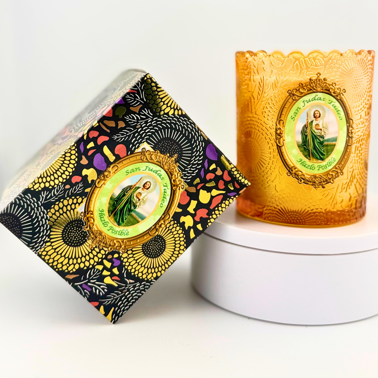 Vela para San Judas Tadeo Patrono de las causas imposibles y protector en los momentos de desesperación. Religious Prayer Candle, 3 x 4 inches, Decorative Glass Holder with Floral Pattern