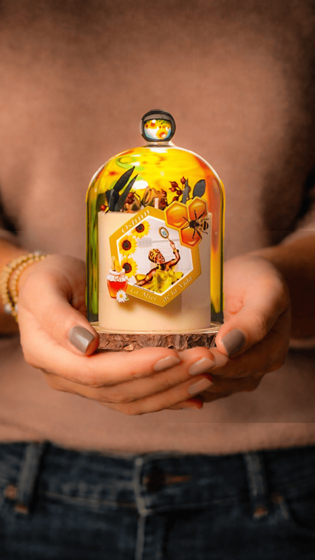 Vela Premium para Oshún de Santería y Orishas para Amor, Atracción y Dulzura Espiritual. Premium Oshun Candle for Santeria & Orishas for Love, Attraction & Spiritual Sweetness.