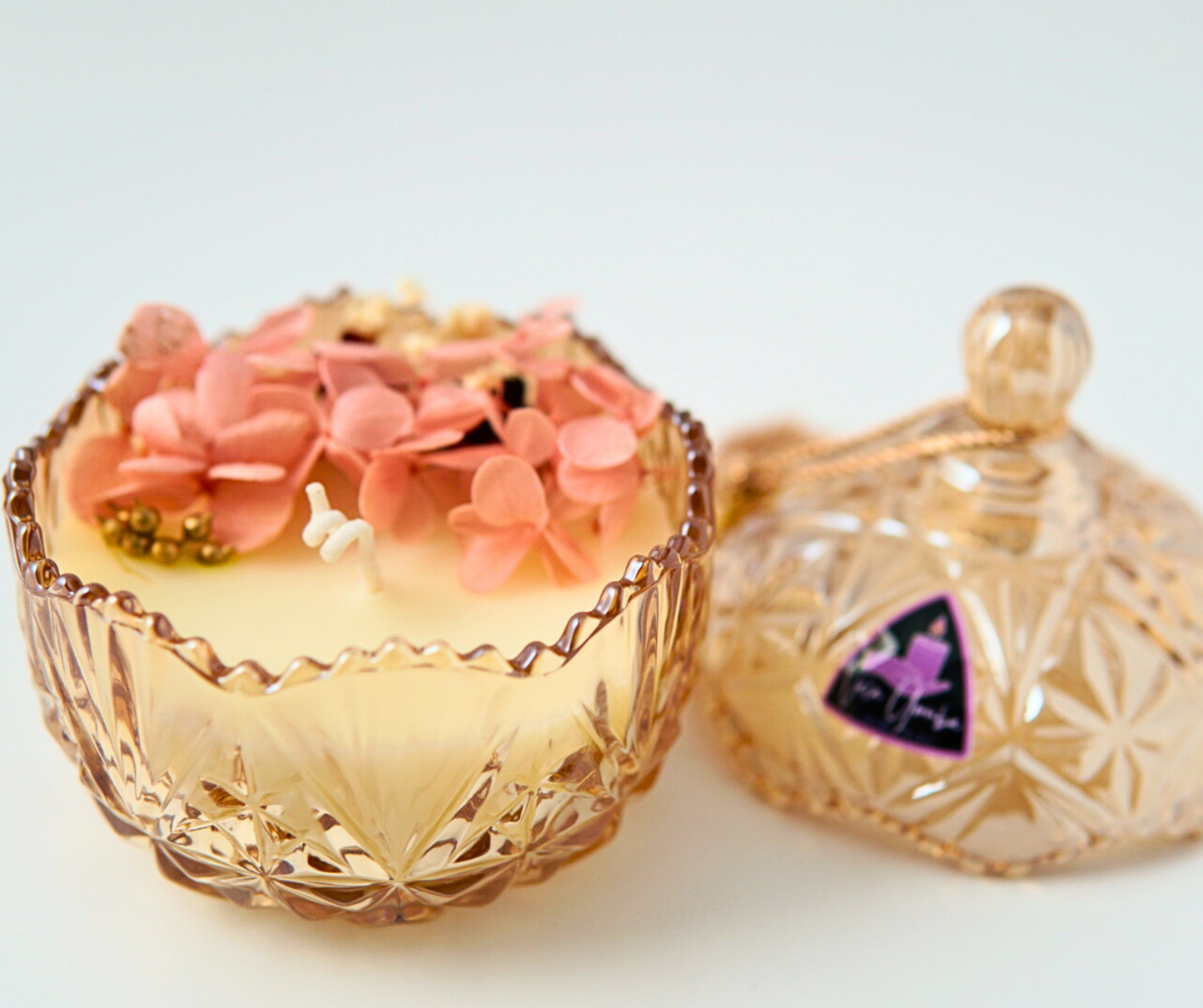 Vela Aromática Premium en Vidrio Decorativo con Flores y Tapa – Cera de Soja / Premium Scented Candle in Decorative Glass Jar with Flowers and Lid – Soy Wax