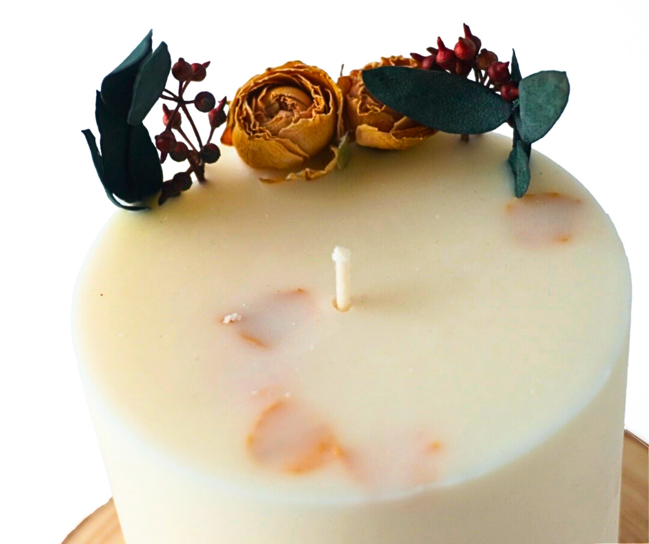 Vela Aromática Premium con Campana de Cristal y Base de Madera – Cera de Soja Decorativa / Premium Scented Candle with Glass Dome and Wooden Base – Decorative Soy Wax Candle